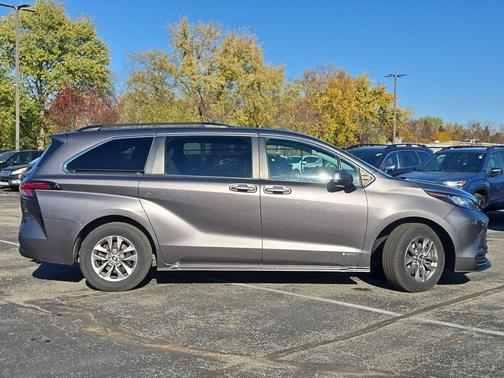 2021 Toyota Sienna LE