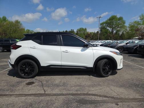 Aspen White/Super Black 2022 Nissan Kicks SR