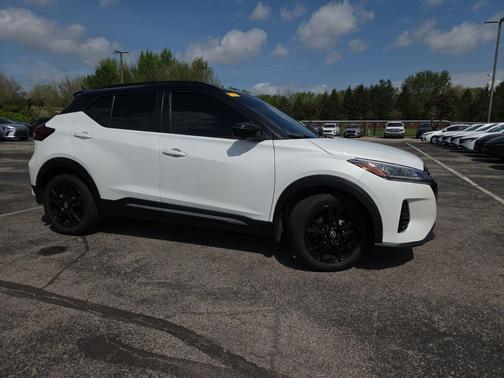 Aspen White/Super Black 2022 Nissan Kicks SR