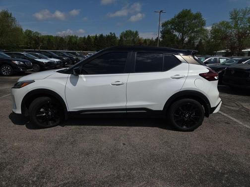 Aspen White/Super Black 2022 Nissan Kicks SR