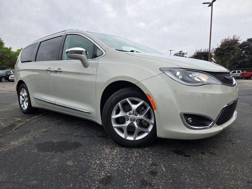 Luxury White Pearlcoat 2020 Chrysler Pacifica Limited