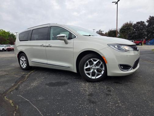 Luxury White Pearlcoat 2020 Chrysler Pacifica Limited