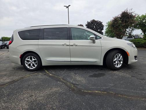 Luxury White Pearlcoat 2020 Chrysler Pacifica Limited
