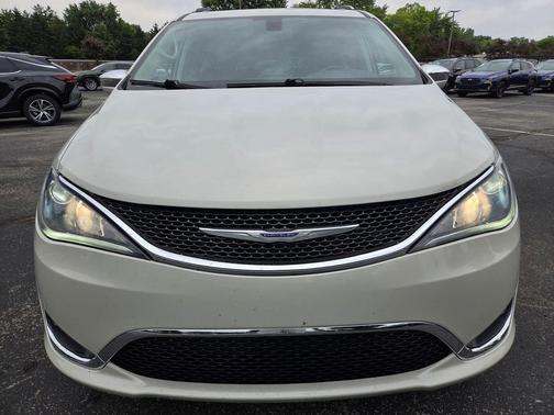 Luxury White Pearlcoat 2020 Chrysler Pacifica Limited
