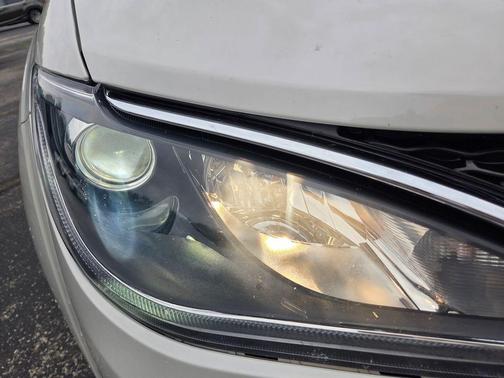 Luxury White Pearlcoat 2020 Chrysler Pacifica Limited