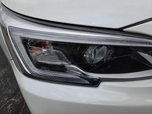 Crystal White Pearl 2020 Subaru Outback Touring XT