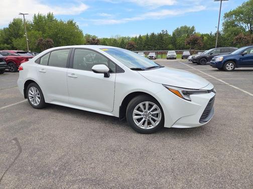 Pearl 2023 Toyota Corolla LE