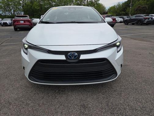 Pearl 2023 Toyota Corolla LE