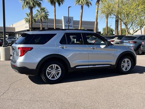 Iconic Silver Metallic 2024 Ford Explorer XLT