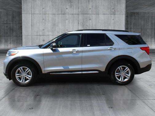 Iconic Silver Metallic 2024 Ford Explorer XLT