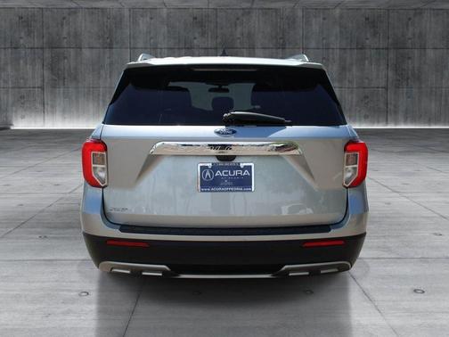 Iconic Silver Metallic 2024 Ford Explorer XLT