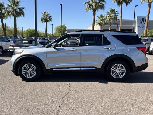 Iconic Silver Metallic 2024 Ford Explorer XLT
