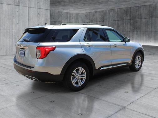Iconic Silver Metallic 2024 Ford Explorer XLT
