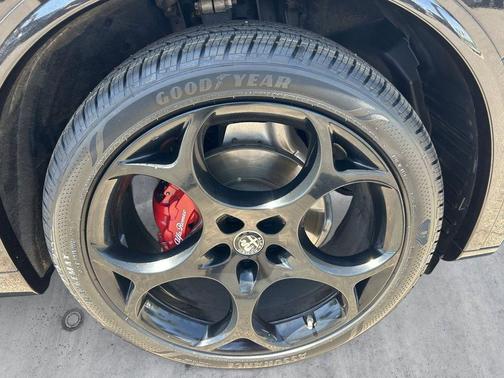 Vulcano Black Metallic 2022 Alfa Romeo Stelvio Ti