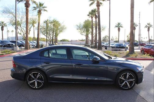 2024 Volvo S60 B5 Plus Dark Theme