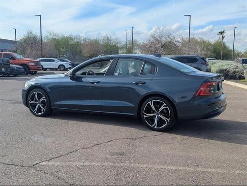 2024 Volvo S60 B5 Plus Dark Theme