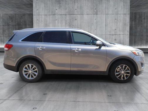 Titanium Silver 2018 Kia Sorento LX