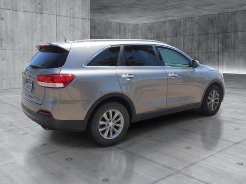 Titanium Silver 2018 Kia Sorento LX