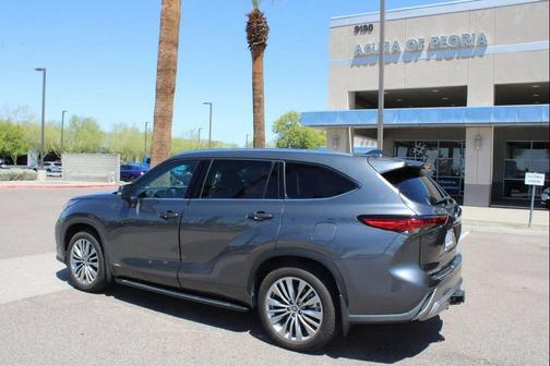 2022 Toyota Highlander Hybrid Platinum