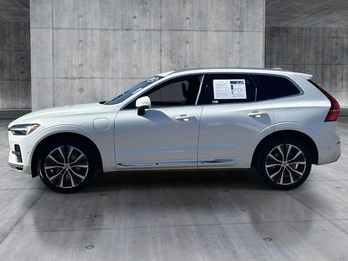 Crystal White Metallic 2022 Volvo XC60 Recharge Plug-In Hybrid T8 Inscription Expression
