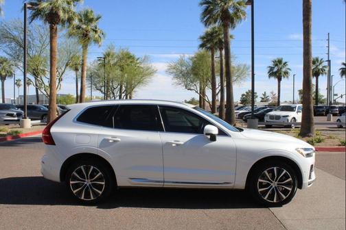 Crystal White Metallic 2022 Volvo XC60 Recharge Plug-In Hybrid T8 Inscription Expression