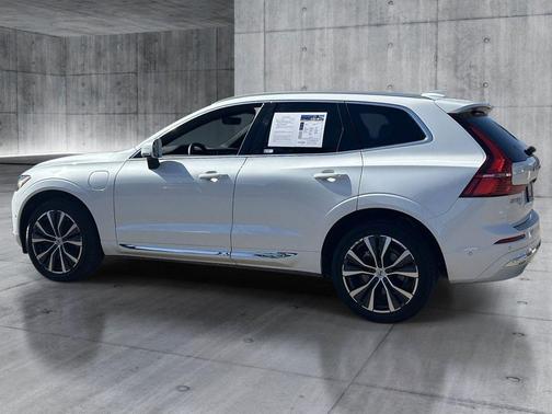 Crystal White Metallic 2022 Volvo XC60 Recharge Plug-In Hybrid T8 Inscription Expression