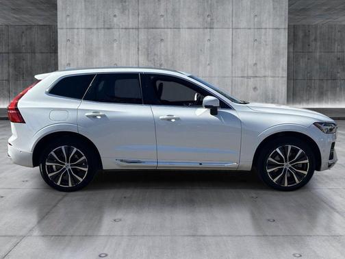 Crystal White Metallic 2022 Volvo XC60 Recharge Plug-In Hybrid T8 Inscription Expression