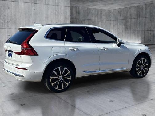 Crystal White Metallic 2022 Volvo XC60 Recharge Plug-In Hybrid T8 Inscription Expression