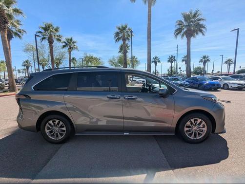 2024 Toyota Sienna XLE