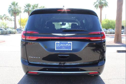 Brilliant Black Crystal Pearlcoat 2023 Chrysler Pacifica Touring L