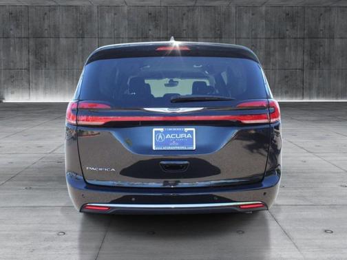 Brilliant Black Crystal Pearlcoat 2023 Chrysler Pacifica Touring L