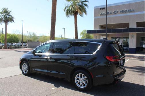 Brilliant Black Crystal Pearlcoat 2023 Chrysler Pacifica Touring L