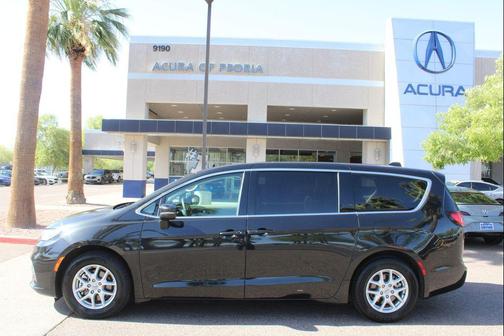Brilliant Black Crystal Pearlcoat 2023 Chrysler Pacifica Touring L