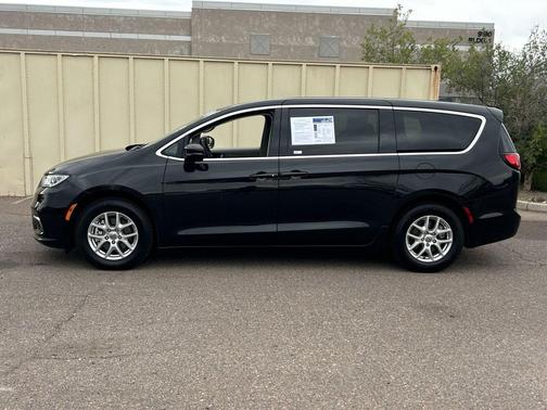 Brilliant Black Crystal Pearlcoat 2023 Chrysler Pacifica Touring L
