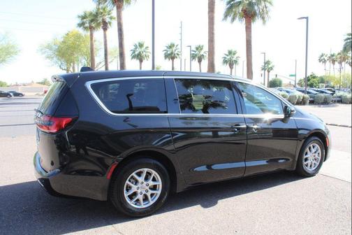 Brilliant Black Crystal Pearlcoat 2023 Chrysler Pacifica Touring L