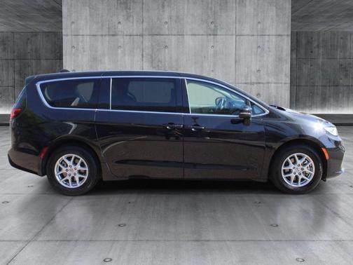 Brilliant Black Crystal Pearlcoat 2023 Chrysler Pacifica Touring L
