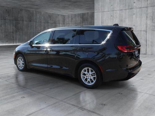 Brilliant Black Crystal Pearlcoat 2023 Chrysler Pacifica Touring L