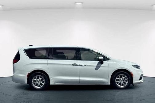 2023 Chrysler Pacifica Touring-L