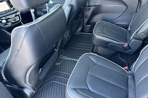 Bright White Clearcoat 2026 Chrysler Pacifica Limited