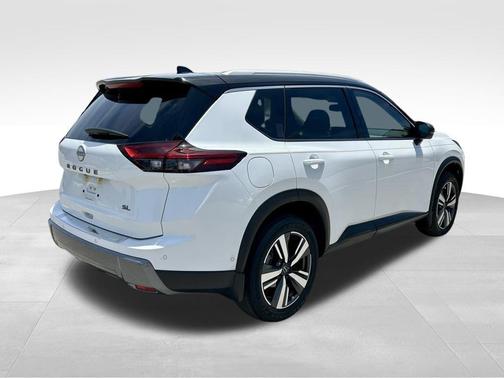 Everest White Pearl/Super Black 2024 Nissan Rogue SL