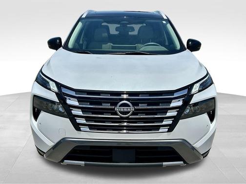 Everest White Pearl/Super Black 2024 Nissan Rogue SL