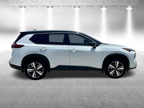 Everest White Pearl/Super Black 2024 Nissan Rogue SL