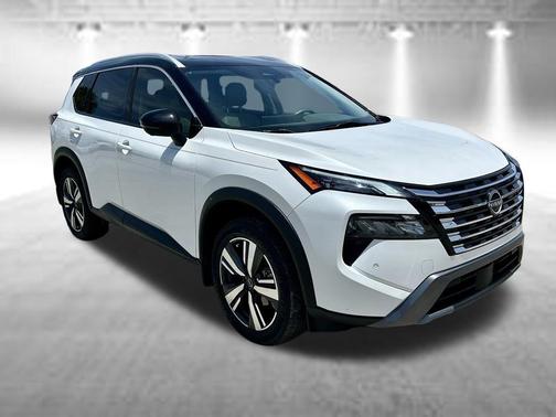 Everest White Pearl/Super Black 2024 Nissan Rogue SL