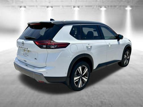 Everest White Pearl/Super Black 2024 Nissan Rogue SL