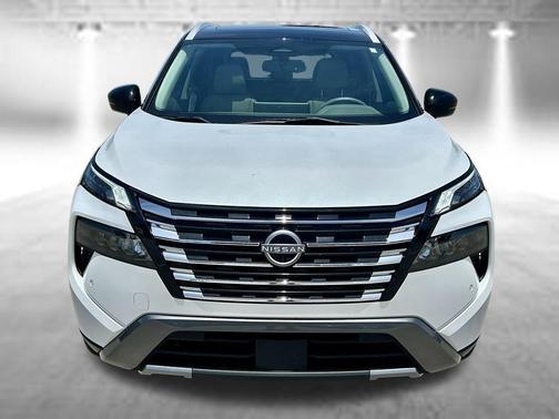 Everest White Pearl/Super Black 2024 Nissan Rogue SL