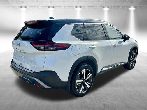 Pearl White Tricoat/Super Black 2023 Nissan Rogue SL