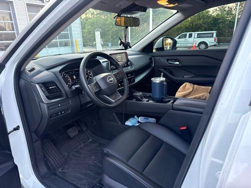 Everest White Pearl 2025 Nissan Rogue SV