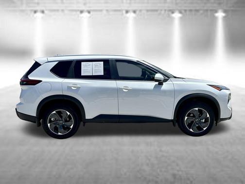 Everest White Pearl 2025 Nissan Rogue SV