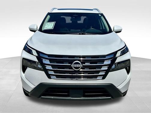 Everest White Pearl 2025 Nissan Rogue SV