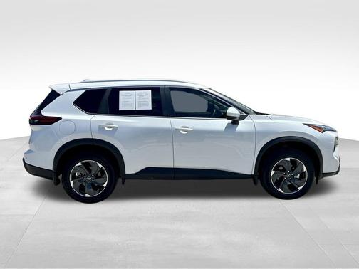 Everest White Pearl 2025 Nissan Rogue SV